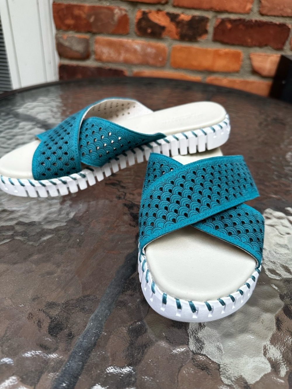 NEW Isle Jacobsen Tulip Blue Criss Cross Slide Sandals Sz 41 / 10